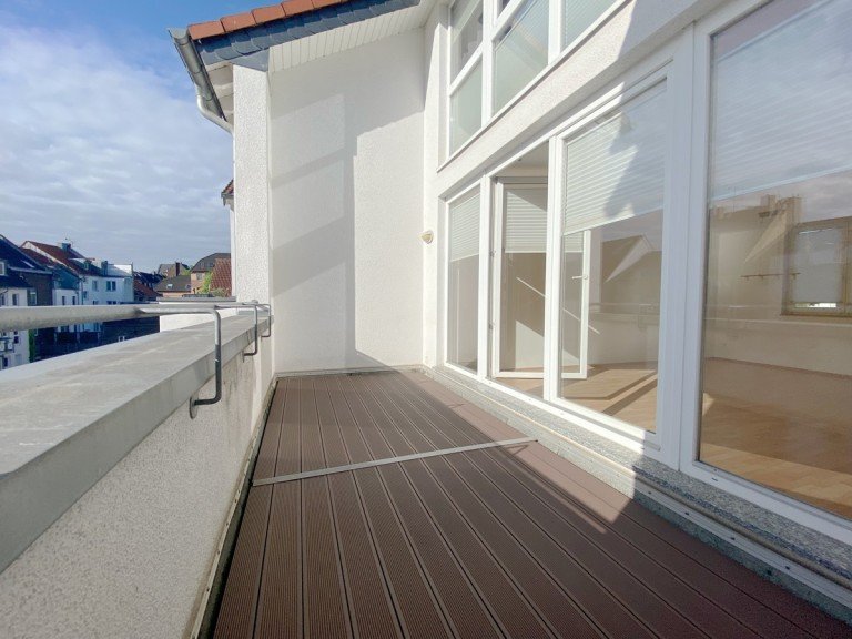 Terrasse K�ln Maisonettewohnung �ber den D�chern von Ehrenfeld: Helle Maisonette-Wohnung mit gro�er Terrasse