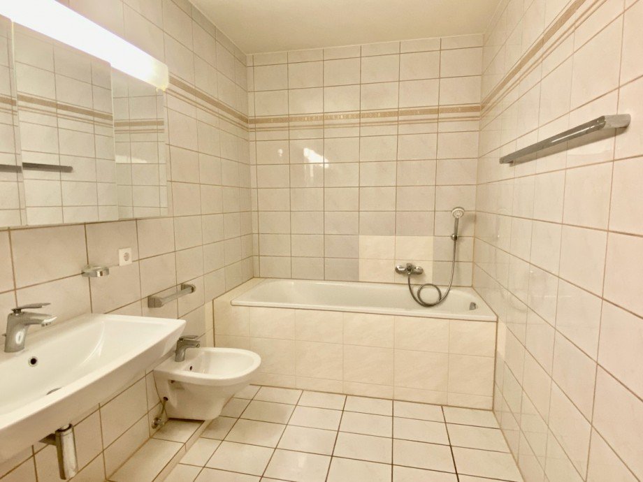 Wannenbad untere Ebene Maisonettewohnung K�ln